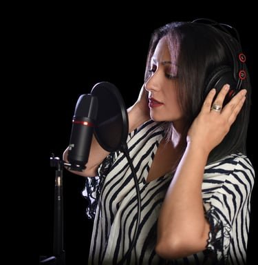 Andrea Cueva en la cabina de grabación