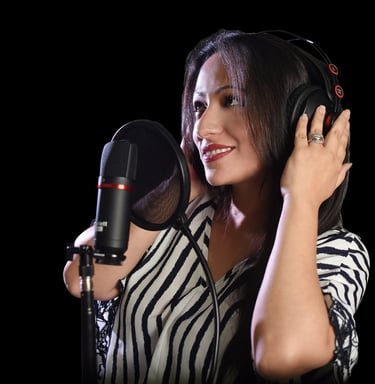 Andrea Cueva grabando frente al micrófono
